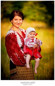 Fotografii costum popular romanesc - sedinta foto cu bebel a9 luni