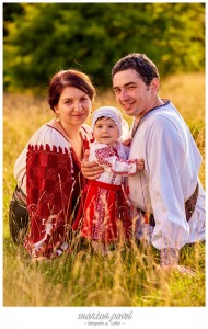Fotografii costum popular romanesc - sedinta foto cu bebel a9 luni