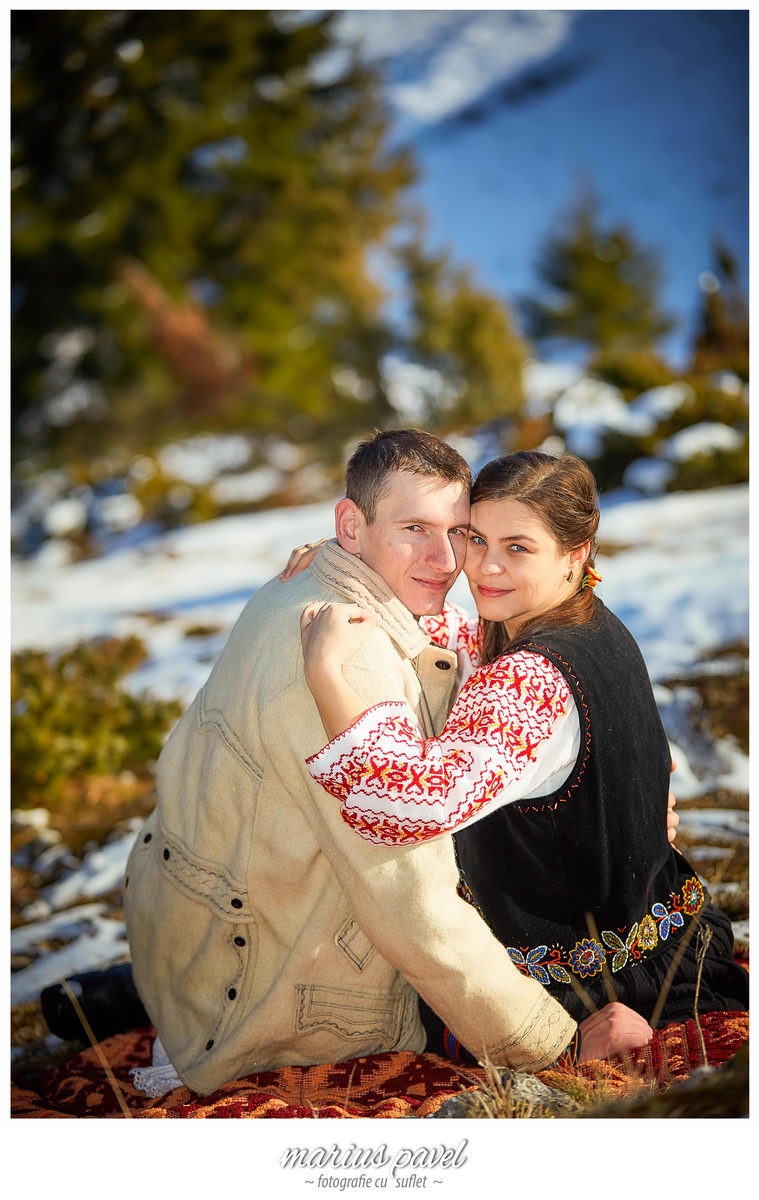 Fotografii de iarna in costum traditional romanesc
