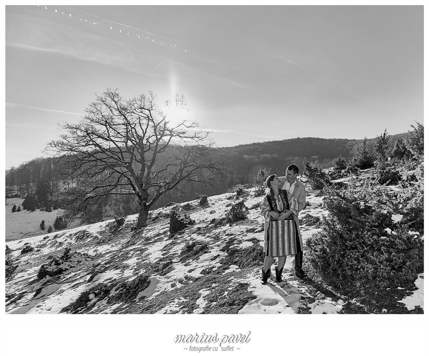 Fotografii de iarna in costum traditional romanesc